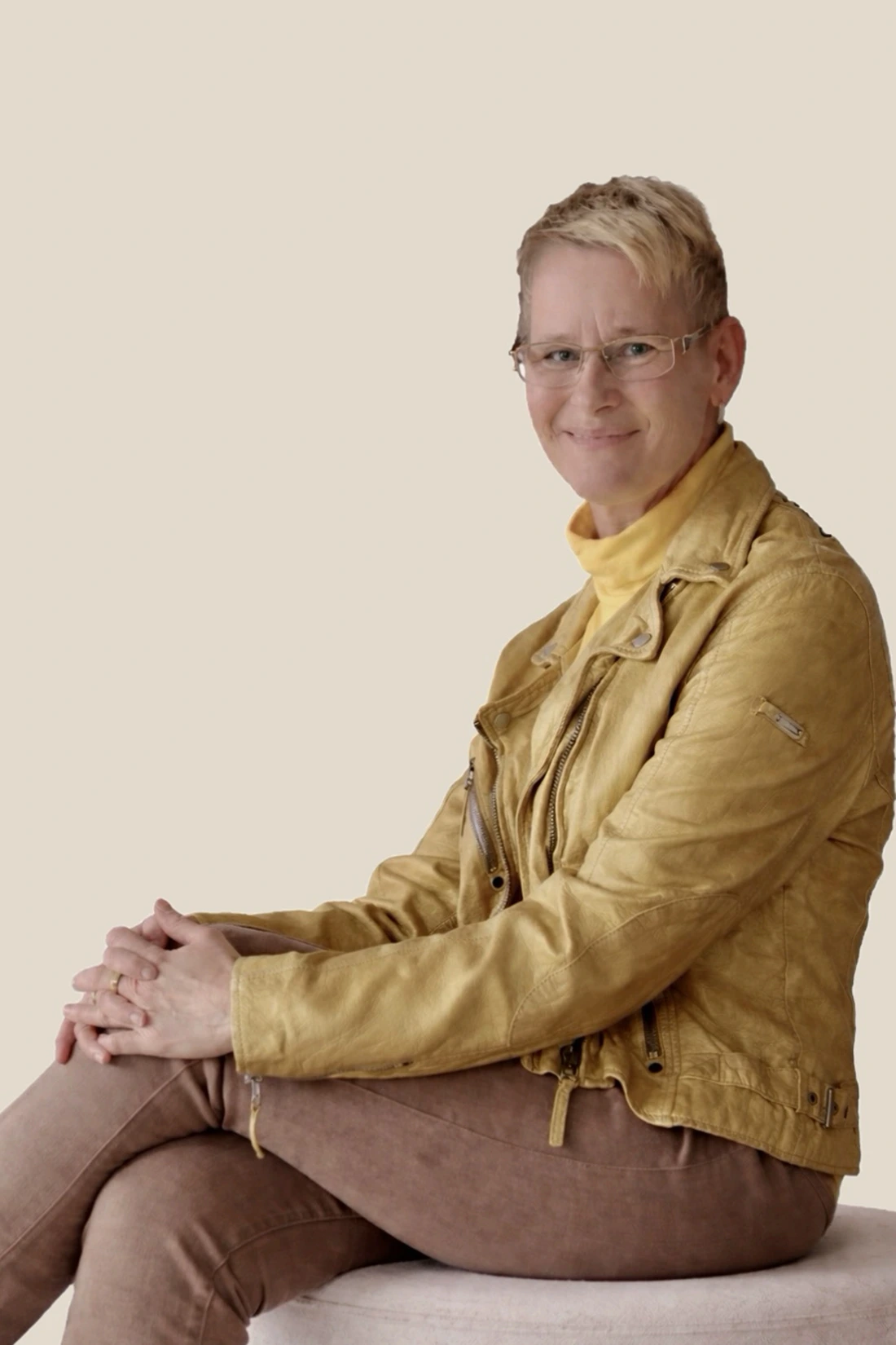 Jana Schumacher - Autorin aus Rostock - lächelt in die Kamera für über mich / Jana Schumacher schreibt Texte zwischen Glaube und Zweifel - Worte, die Halt geben und im Herzen bleiben: Gedichte - Geschichten - Gebete.