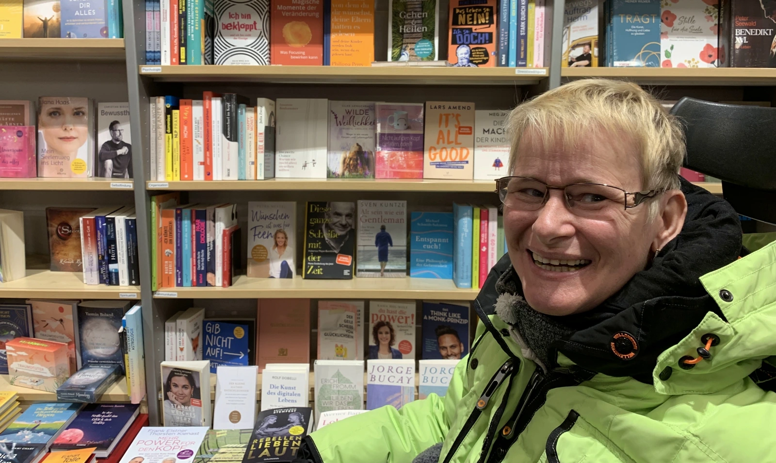 Zu sehen bin ich, Jana Schumacher, wie ich in einem Laden mein Buch entdecke. / Mein Traum