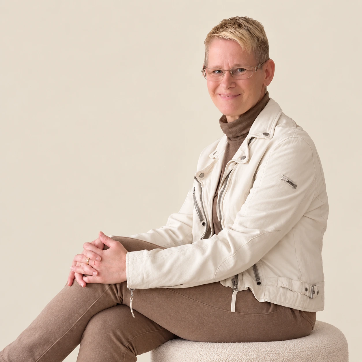 Zu sehen ist Jana Schumacher, die in die Kamera lächelt / Texte zwischen Glaube und Zweifel