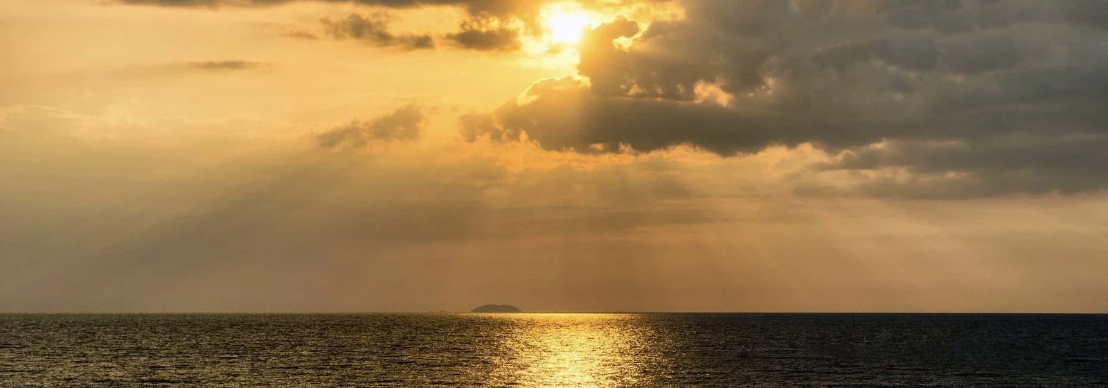 Zu sehen ist ein offener Himmel über dem Meer / Himmelfahrt / Pfingsten
