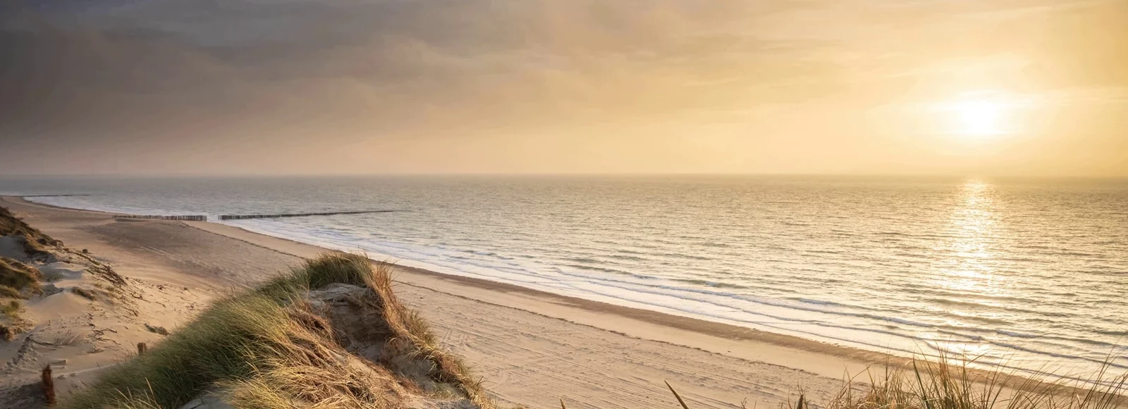Zu sehen ist die weite Sicht auf das Meer von einer Anhöhe / Quäntchen Mee(h)r