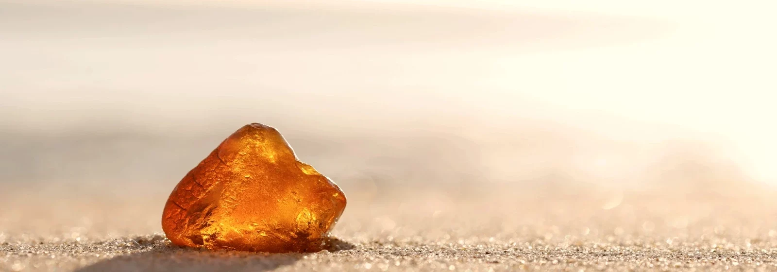 Zu sehen ist ein Bernstein am Strand / Mee(h)r-Wert